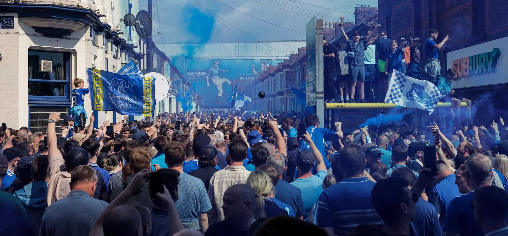 Liverpool, Reino Unido. Los fanáticos del Everton se reúnen fuera del pub Brick cerca del estadio antes del partido de la Premier League contra el Bournemouth en el último día de la temporada. Everton ganó y evitó el descenso. Fotografía: Tom Jenkins/The Guardian Liverpool, Reino Unido. Los fanáticos del Everton se reúnen fuera del pub Brick cerca del estadio antes del partido de la Premier League contra el Bournemouth en el último día de la temporada. Everton ganó y evitó el descenso. Fotografía: Tom Jenkins/The Guardian