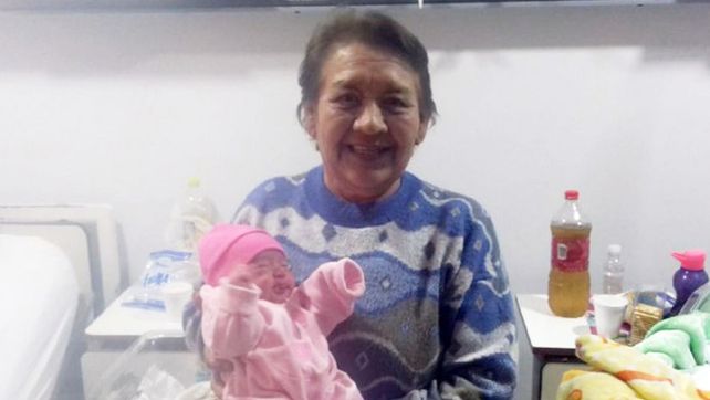 Dos policías ayudaron al nacimiento de una beba