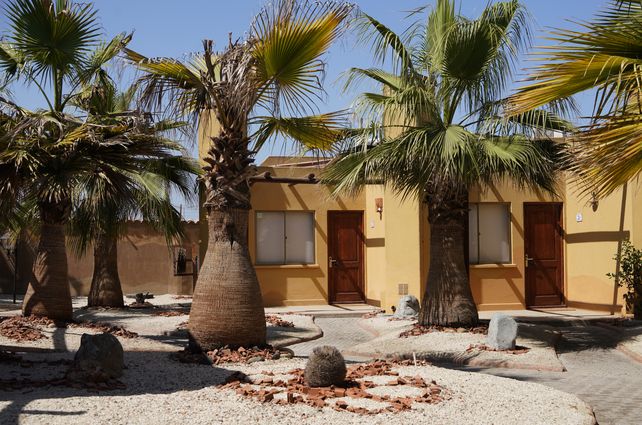 Las 38 habitaciones, con forma de cabañas, se encuentran en forma de herradura, alrededor de la piscina.