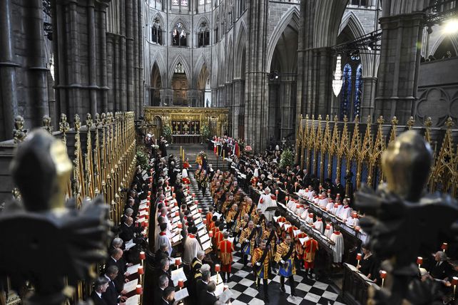 La abadía de Westminster, la segunda etapa de la procesión fúnebre. Allí se cantaron himnos y se hizo una ceremonia religiosa emotiva pero breve, como había pedido la propia Isabel II. 