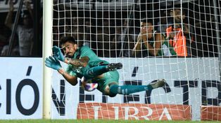 Lucas Hoyos adivina el disparo y arrojándose hacia la derecha contiene el penal de Benítez.