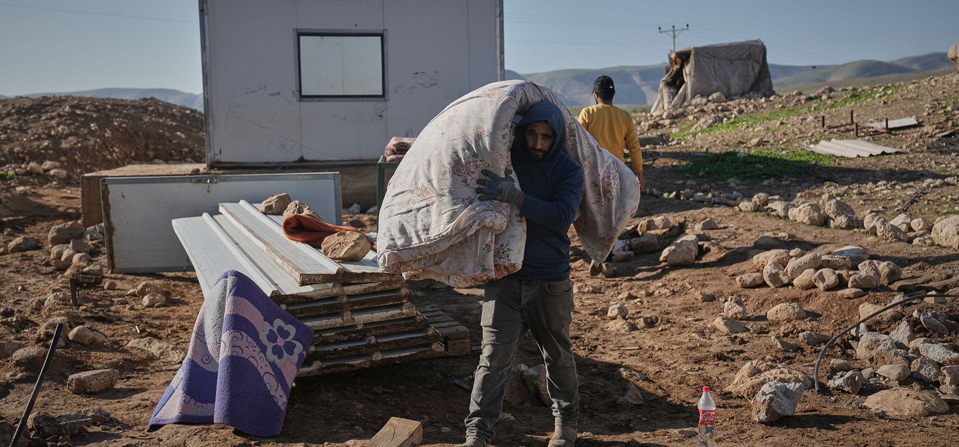 Residentes palestinos de la aldea de Ras Ein al-Auja, Cisjordania, empacan sus pertenencias y se preparan para abandonar sus hogares tras decidir huir de la creciente violencia de los colonos, el viernes 16 de enero de 2026. (Foto AP/Mahmoud Illean) Residentes palestinos de la aldea de Ras Ein al-Auja, Cisjordania, empacan sus pertenencias y se preparan para abandonar sus hogares tras decidir huir de la creciente violencia de los colonos, el viernes 16 de enero de 2026. (Foto AP/Mahmoud Illean)