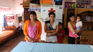 Una familia con seis hijos vive en la sala de jard&iacute;n de una escuela rural