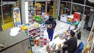 A mano armada y encapuchado, un ladrón amenazó a un empleado y robó en un drugstore del Puerto de Santa Fe.