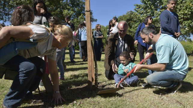 Además de la tradicional plantación de árboles en el parque Scalibrini Ortiz