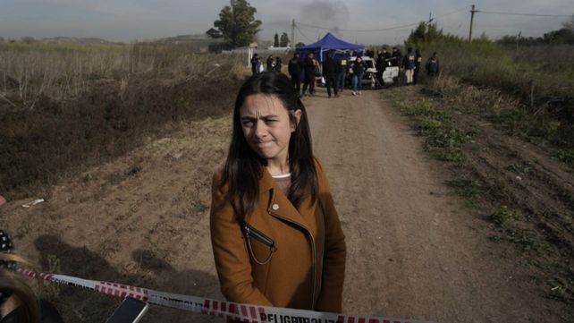La fiscal Giesela Paolicelli en el lugar donde hallaron el cadáver de una mujer junto a un auto incinerado.&nbsp;