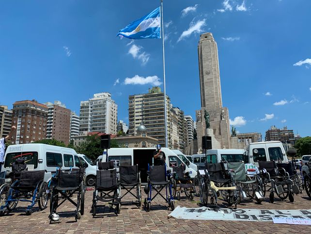 Los transportistas de personas con discapacidad durante una de las tantas protestas llevadas a cabo en el Monumento.