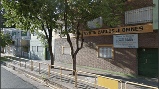El frente de la escuela vandalizada, que rápidamente se tapó con pintura.&nbsp;(Captura StreetView)