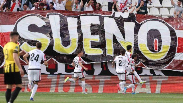 Rayo Vallecano goleó a AEK Atenas y se acerca a la semifinal de la Conference League