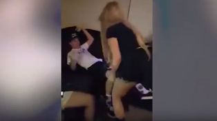 Descubrió a su novio con otra chica y le dio una dolorosa lección
