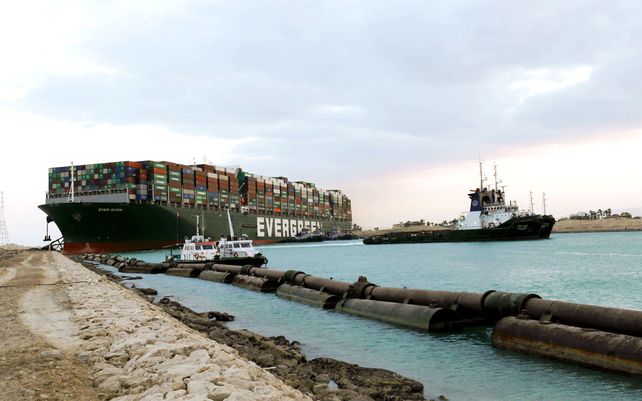 La ardua tarea para desbloquear el canal de Suez