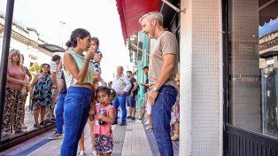El diputado Rogelio Frigerio se muestra con vecinos en las redes sociales.