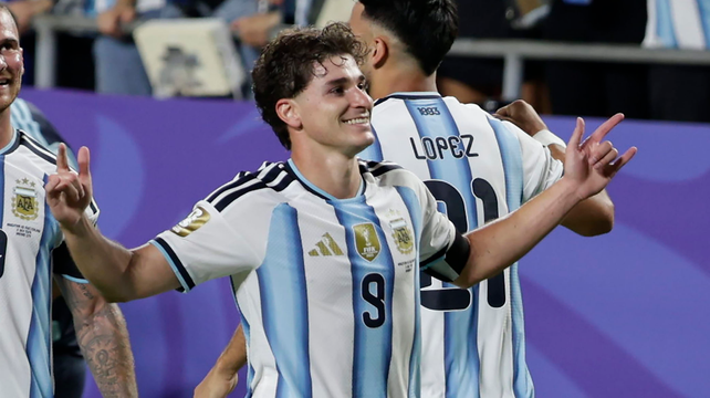Julián Álvarez rompió la paridad con un golazo y celebra el segundo gol de la selección argentina.