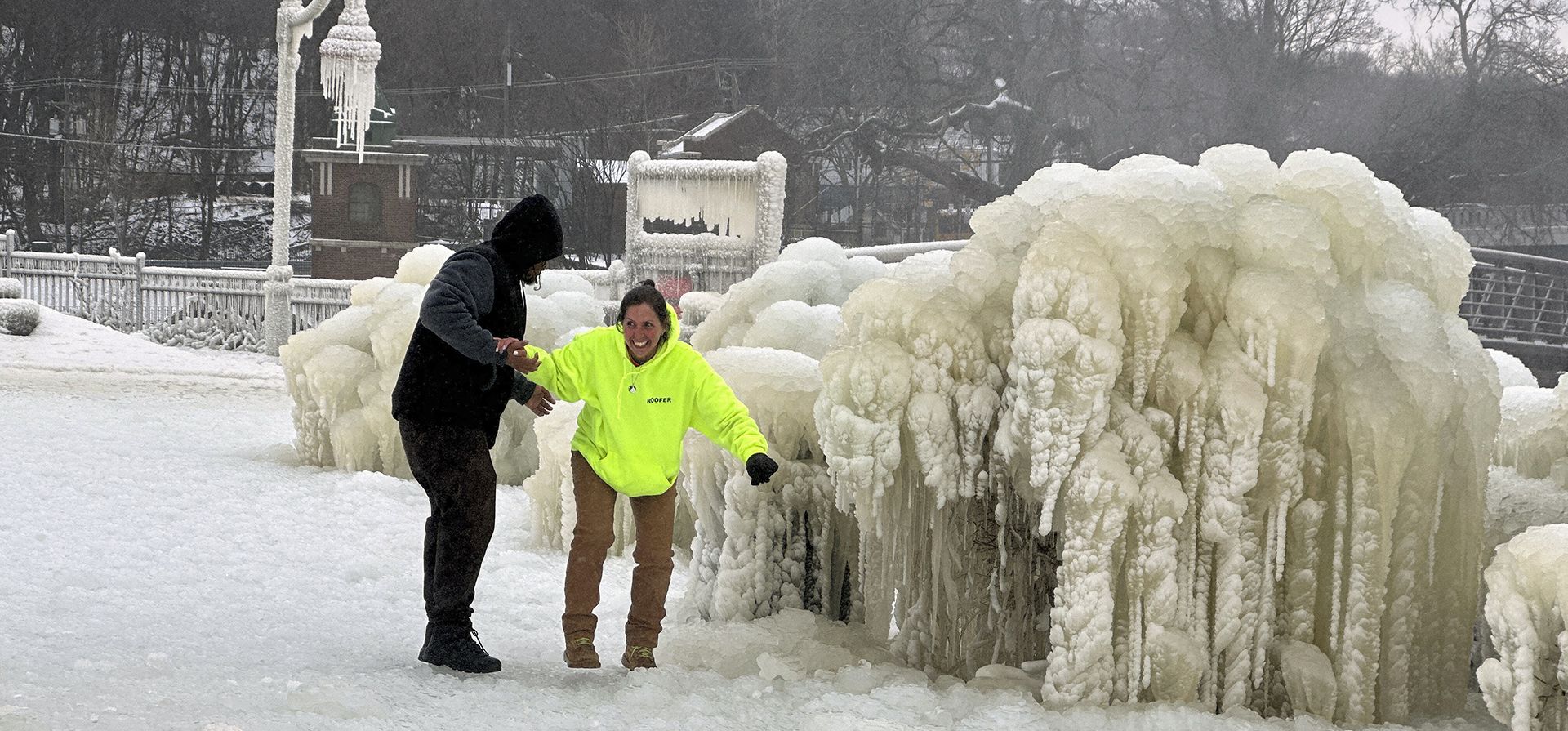 La niebla de Great Falls ha creado un paraíso helado alrededor de las cascadas en Paterson, Nueva Jersey. La gente está desafiando las temperaturas heladas y los senderos resbaladizos para visitar los árboles, bancos y farolas cubiertos de hielo. (Foto AP/Ted Shaffrey) La niebla de Great Falls ha creado un paraíso helado alrededor de las cascadas en Paterson, Nueva Jersey. La gente está desafiando las temperaturas heladas y los senderos resbaladizos para visitar los árboles, bancos y farolas cubiertos de hielo. (Foto AP/Ted Shaffrey)