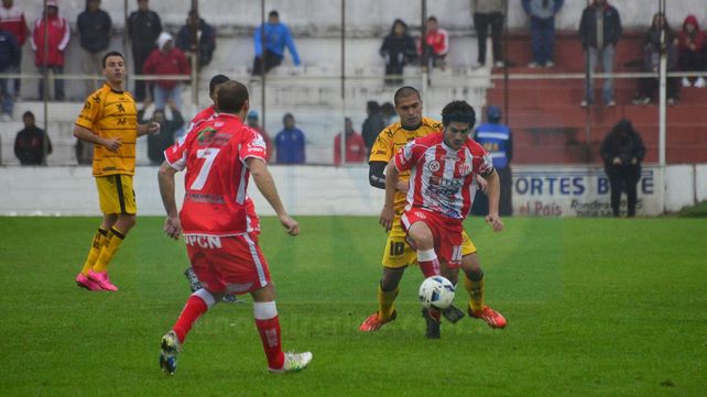 El Decano debutó con una derota ante Flandria como local