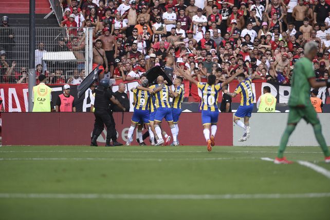 Uno de los grandes triunfos que metió Central en el torneo fue en el clásico, como visitante. Fueron res puntos clave.