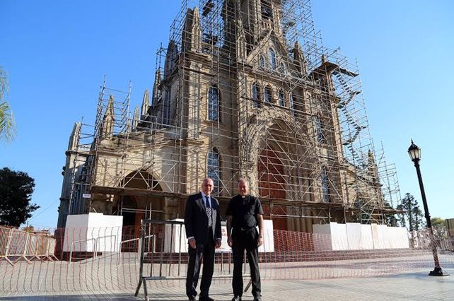El gobernador Bonfatti y el padre Olidio Panigo.