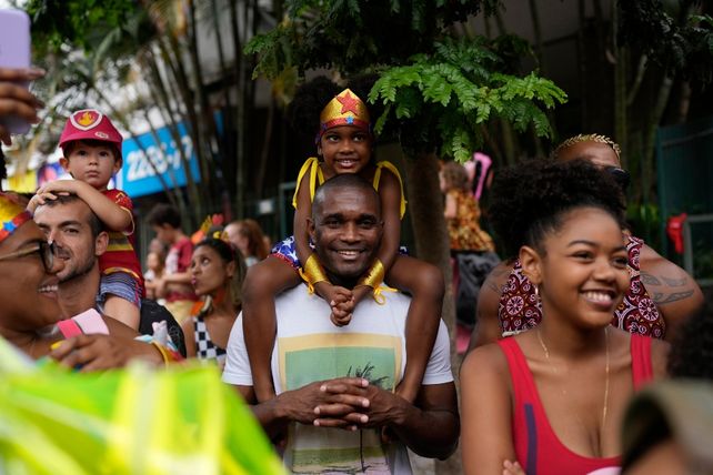 Escuelas de samba exclusivas de mujeres desafiarán en el carnaval de Río