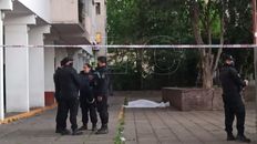 El cuerpo del joven está en el piso luego de ser acribillado por una ráfaga de tiros por los atacantes. El cuerpo del joven está en el piso luego de ser acribillado por una ráfaga de tiros por los atacantes.