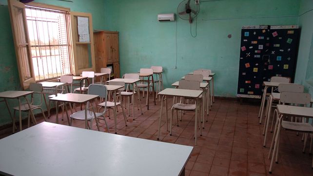 Banco. Hubo alta demanda en algunas escuelas. En la EET N° 21 los padres hicieron cola desde la madrugada.