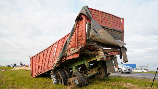 El acoplado del camión que transportaba soja quedó totalmente destruido