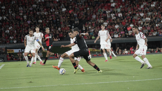 Walter Núñez intenta encarar y superar su marca. El delantero de Newells esta vez no pesó.
