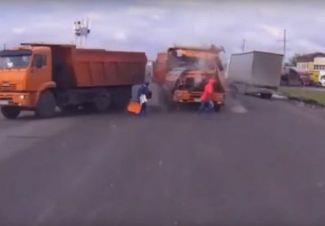 Se salvaron de milagro de que los pise un camión