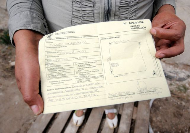 La nota que le dejaron a dos vecinos de General Paz al 8300 Foto: J.M. Baialardo
