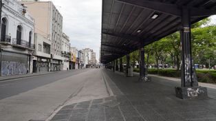 Un desierto urbano. La plaza Sarmiento volvió a mostrar su postal deshabitada tras un nuevo paro decretado por los choferes en repudio a la muerte de un compañero.