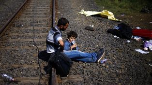 Siguen llegando miles de refugiados y Alemania reimplanta controles