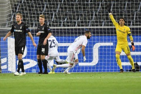 Karim Benzema festeja su gol, que inició la remontada merengue a los 87