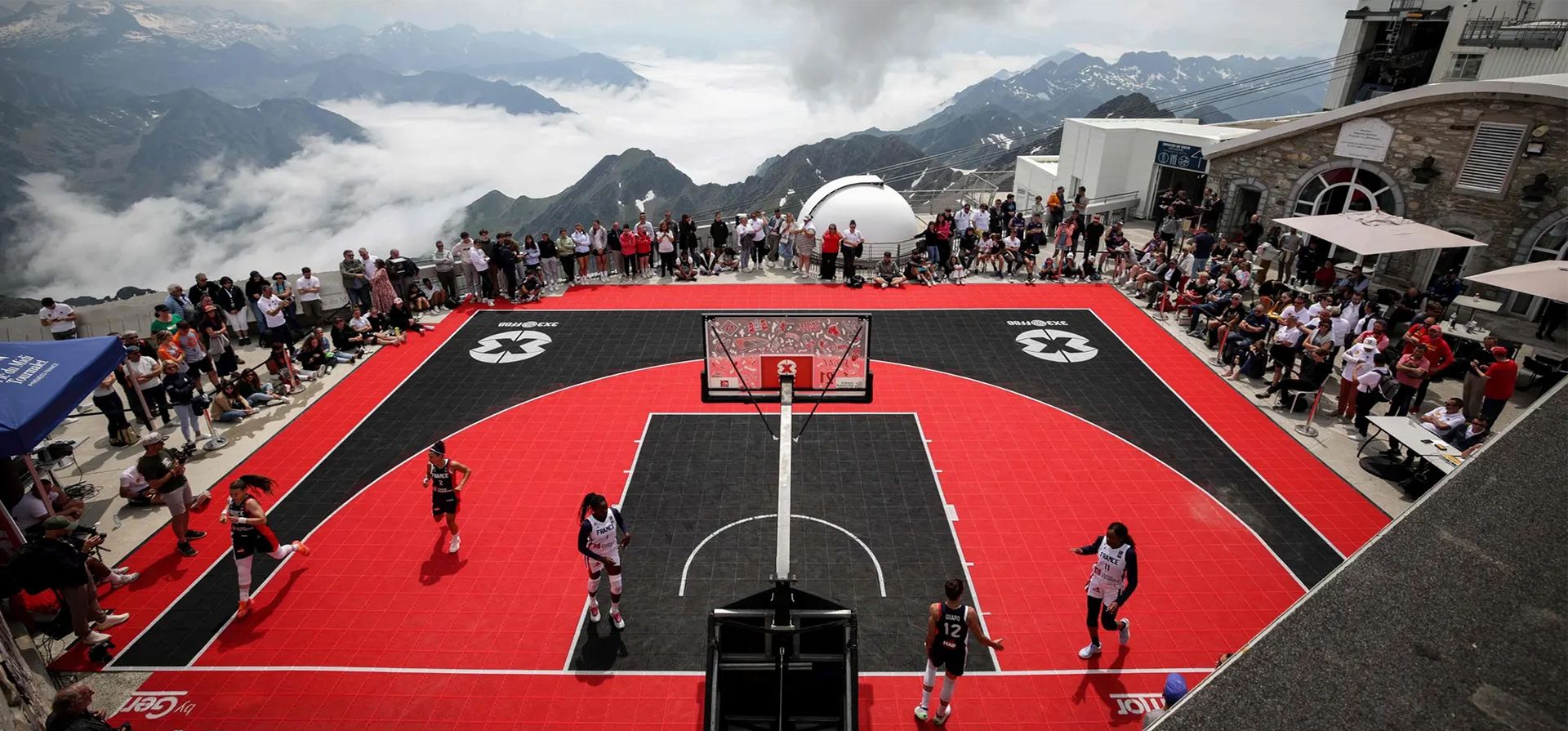 La Mongie, Francia. El equipo de baloncesto 3x3 femenino francés realiza un partido de exhibición en la cima de la montaña Pic du Midi. Fotografía: Valentine Chapuis/AFP/Getty Images La Mongie, Francia. El equipo de baloncesto 3x3 femenino francés realiza un partido de exhibición en la cima de la montaña Pic du Midi. Fotografía: Valentine Chapuis/AFP/Getty Images