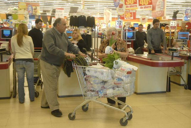 Una postal actual que deberá cambiar en los supermercados locales: changuitos repletos de bolsas de plástico que se reparten a los clientes.