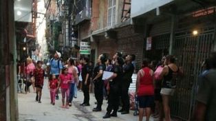 Hallan descuartizada a mujer en la Villa 31 y buscan a su pareja