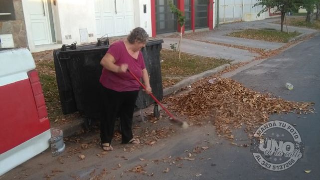 Una buena vecina&nbsp;Una vergüenza señor intendente Sergio Varisco que los vecinos tengamos que juntar la basura al lado del Club Patronato. Gracias Noly por ser tan solidaria. Y a ver si venís Varisco y le pagás las horas extras a ella. Si no fuese por los vecinos la zona estaría desastrosa. Vamos