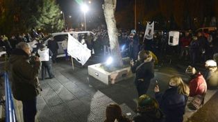 Después de estar más de 15 horas encerrada, Alicia Kirchner pudo salir de la gobernación