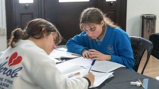 Comienzan las tutorías presenciales del programa Quedate para estudiantes con materias pendientes de secundaria
