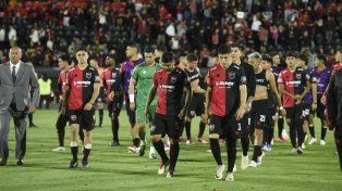 La última foto del 2025. Los jugadores de Newell’s se retiran de la cancha tras perder con Racing en el Coloso.&nbsp;