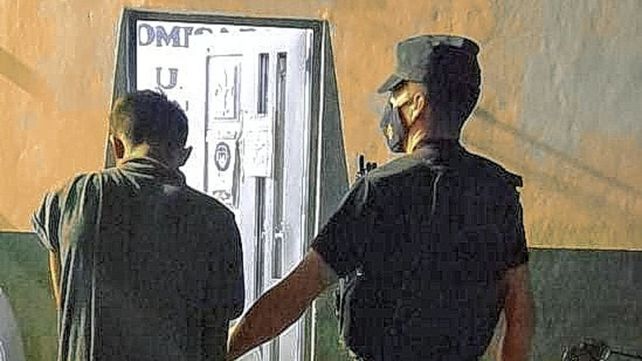 Vecinos valientes frustraron el robo de una moto y agarraron al delincuente