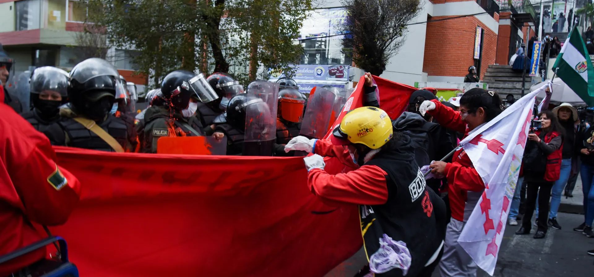 La Paz, Bolivia. Un maestro arroja pintura a los policías durante una protesta contra un nuevo plan de estudios establecido por el Ministerio de Educación. Fotografía: Claudia Morales/Reuters