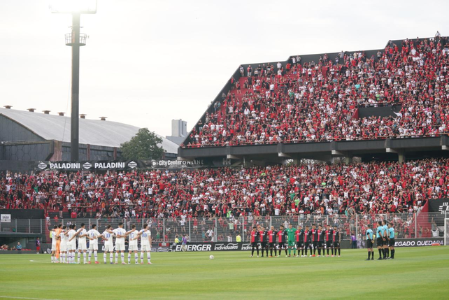 En la previa del partido entre Newells y Tigre hubo un minuto de silencio por el fallecimiento de Miguel Russo.
