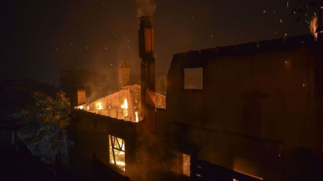 El mayor incendio de la década en Grecia deja numerosos muertos, casas y vehículos destruidos