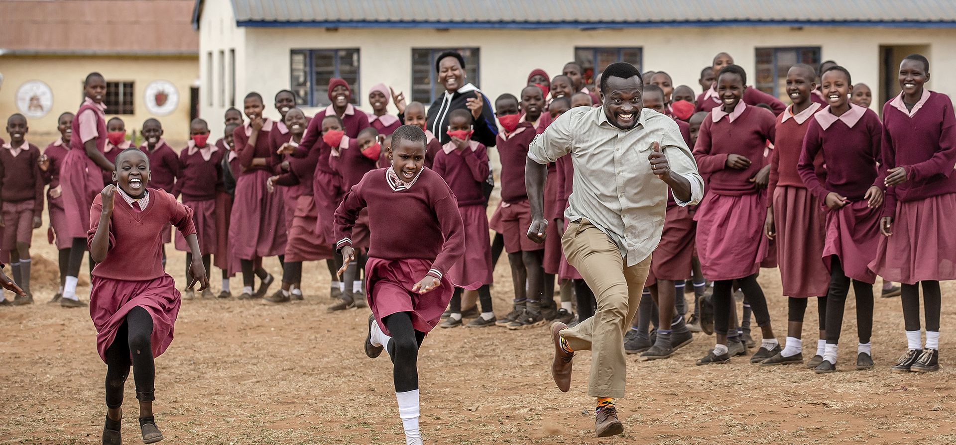 Un grupo de estudiantes compite con el reconocido jugador internacional de rugby y atleta olímpico keniano Collins Injera en la escuela primaria Marble Quarry en Kajiado Central, en la afueras de Nairobi, Kenia. 