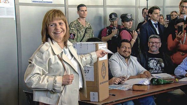 La ministra de Seguridad Patricia Bullrich se equivocó al doblar la Boleta Única y tuvo que volver al biombo. La ministra de Seguridad Patricia Bullrich se equivocó al doblar la Boleta Única y tuvo que volver al biombo.