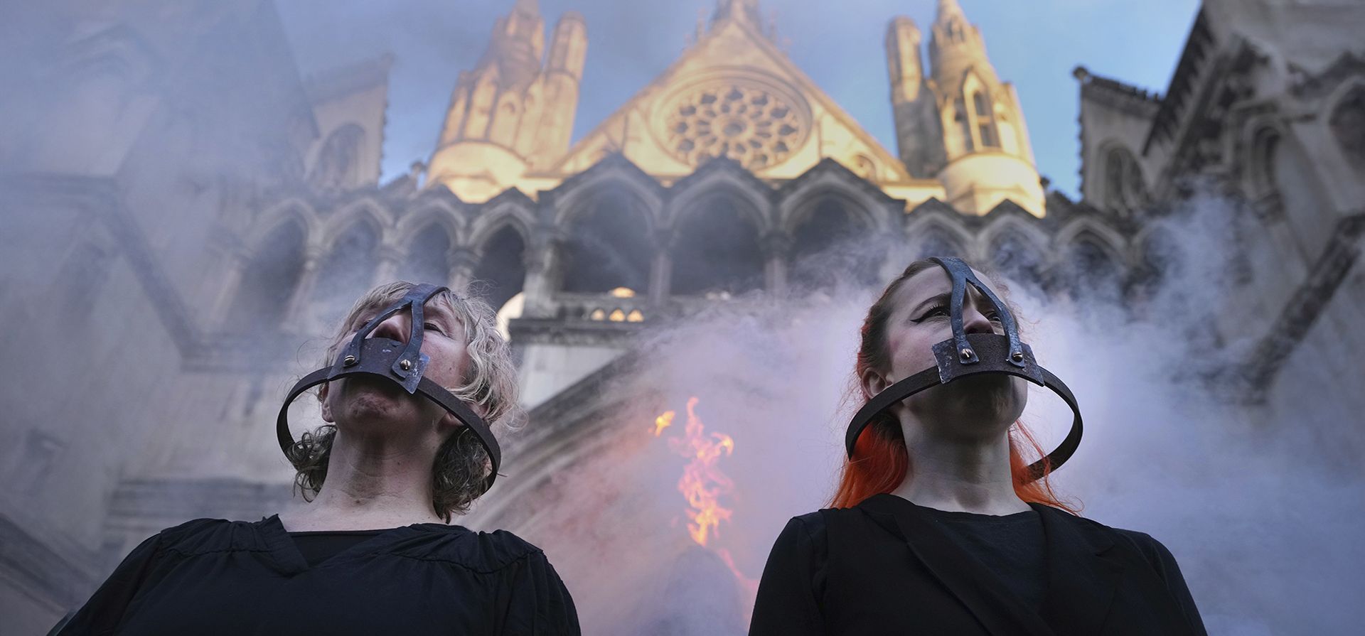 Activistas climáticos durante una protesta para denunciar que se silencia a los que reclaman justicia climática, ante la Corte Real de Justicia en Londres, el miércoles 29 de enero de 2025. (AP Foto/Kirsty Wigglesworth)