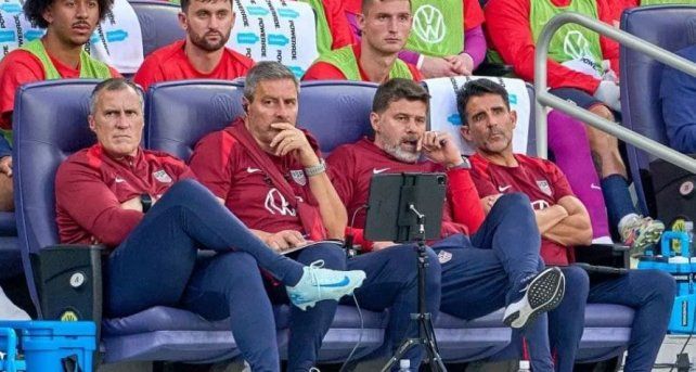 El ex Newells Mauricio Pochettino observa un partido.