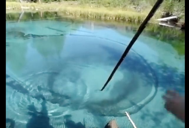 Misterioso lago ruso que se traga todo lo que se le tira....