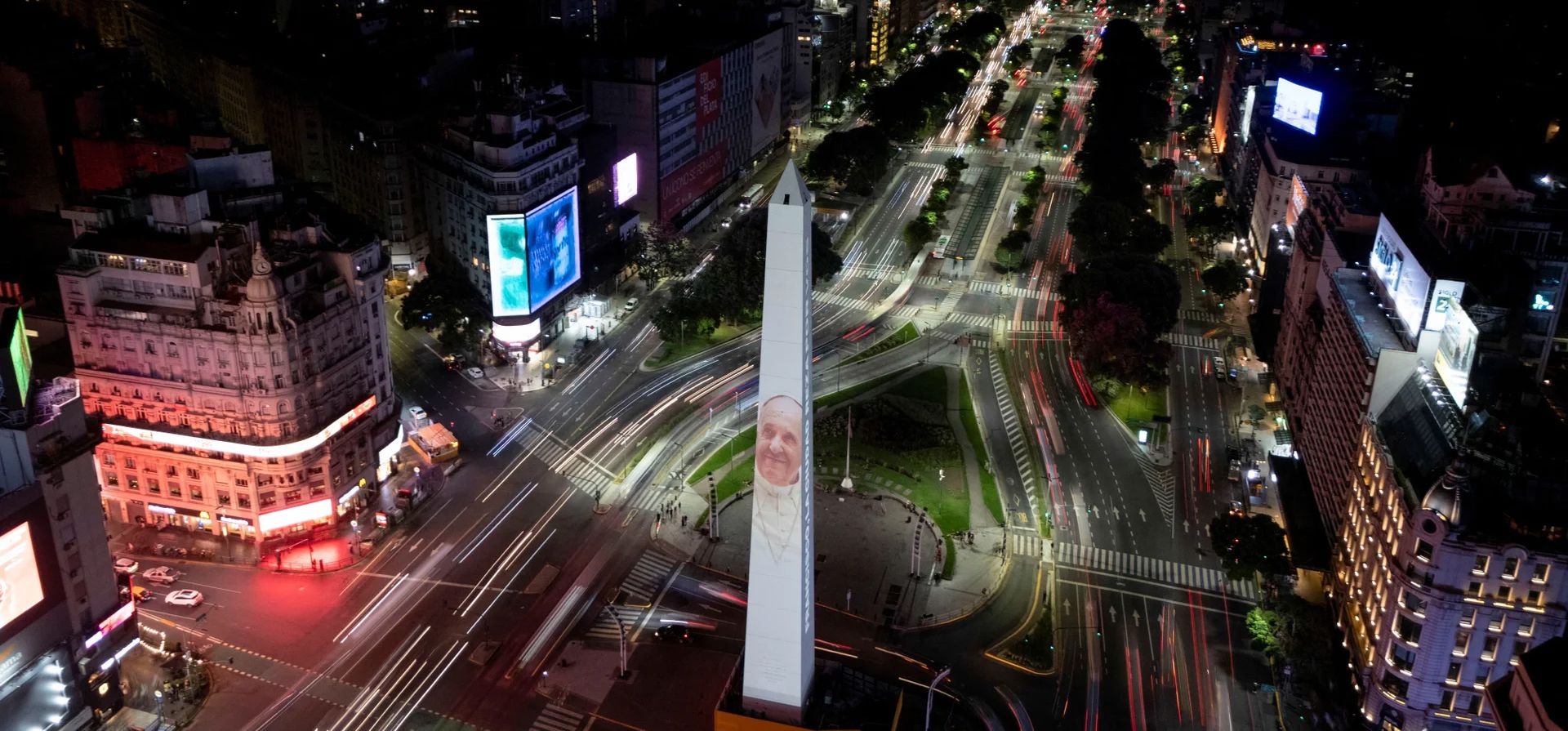 Una imagen del Papa Francisco se exhibe en el Obelisco mientras los católicos del mundo rezan por su salud, Buenos Aires, Argentina. Fotografía: Martin Cossarini/Reuters Una imagen del Papa Francisco se exhibe en el Obelisco mientras los católicos del mundo rezan por su salud, Buenos Aires, Argentina. Fotografía: Martin Cossarini/Reuters