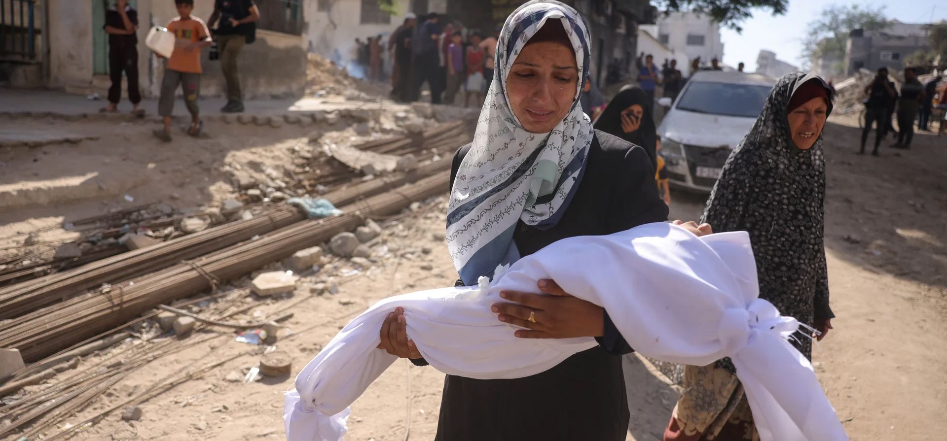 Una mujer palestina lleva el cuerpo de un niño fuera del hospital Shifa al lugar donde los muertos en el fuego israelí estaban siendo colocados antes de sus funerales, Ciudad de Gaza. Fotografía: Bashar Taleb/AFP/Getty Images Una mujer palestina lleva el cuerpo de un niño fuera del hospital Shifa al lugar donde los muertos en el fuego israelí estaban siendo colocados antes de sus funerales, Ciudad de Gaza. Fotografía: Bashar Taleb/AFP/Getty Images