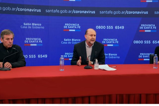 El gobernador de Santa Fe durante los anuncios de este mediodía.